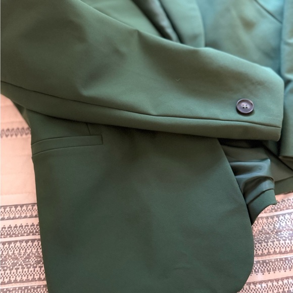 Nicole Miller Green Skirt Suit set - Large blazer and XL skirt - Picture 9 of 11